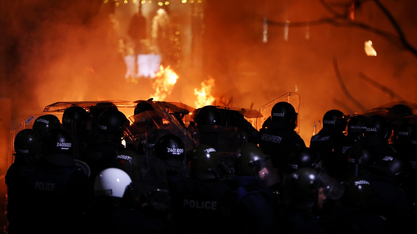 Големи щети след протеста в София: Над 70 горящи контейнера, потрошени трамваи и настилки