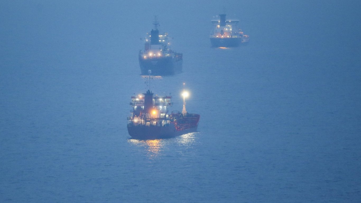 Дронов удар над руски танкер разтърсва Черно море