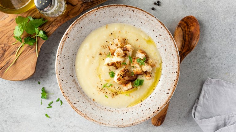 Крем супа от карфиол с чедър и ароматни хрупкави крутони