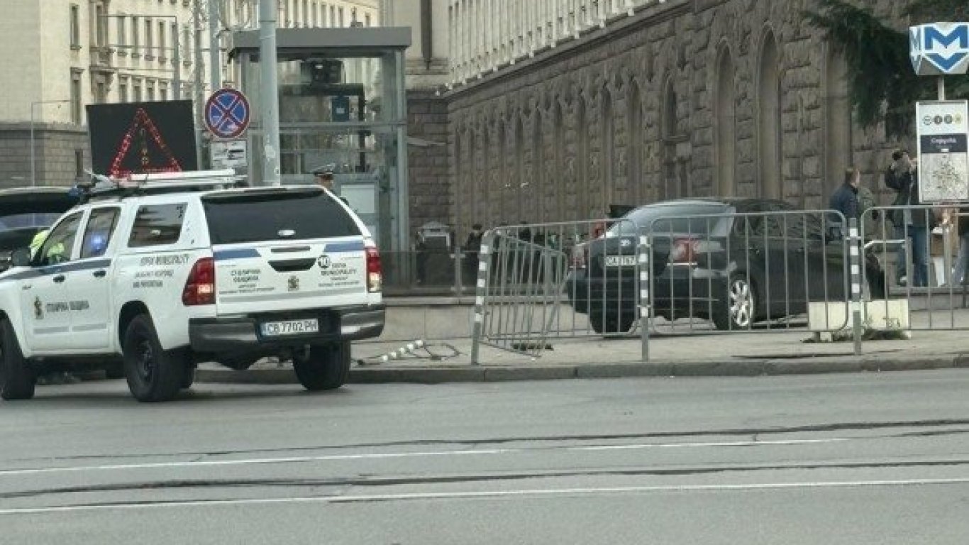 Кола със затъмнени стъкла катастрофира до президентството, шофьорът е починал
