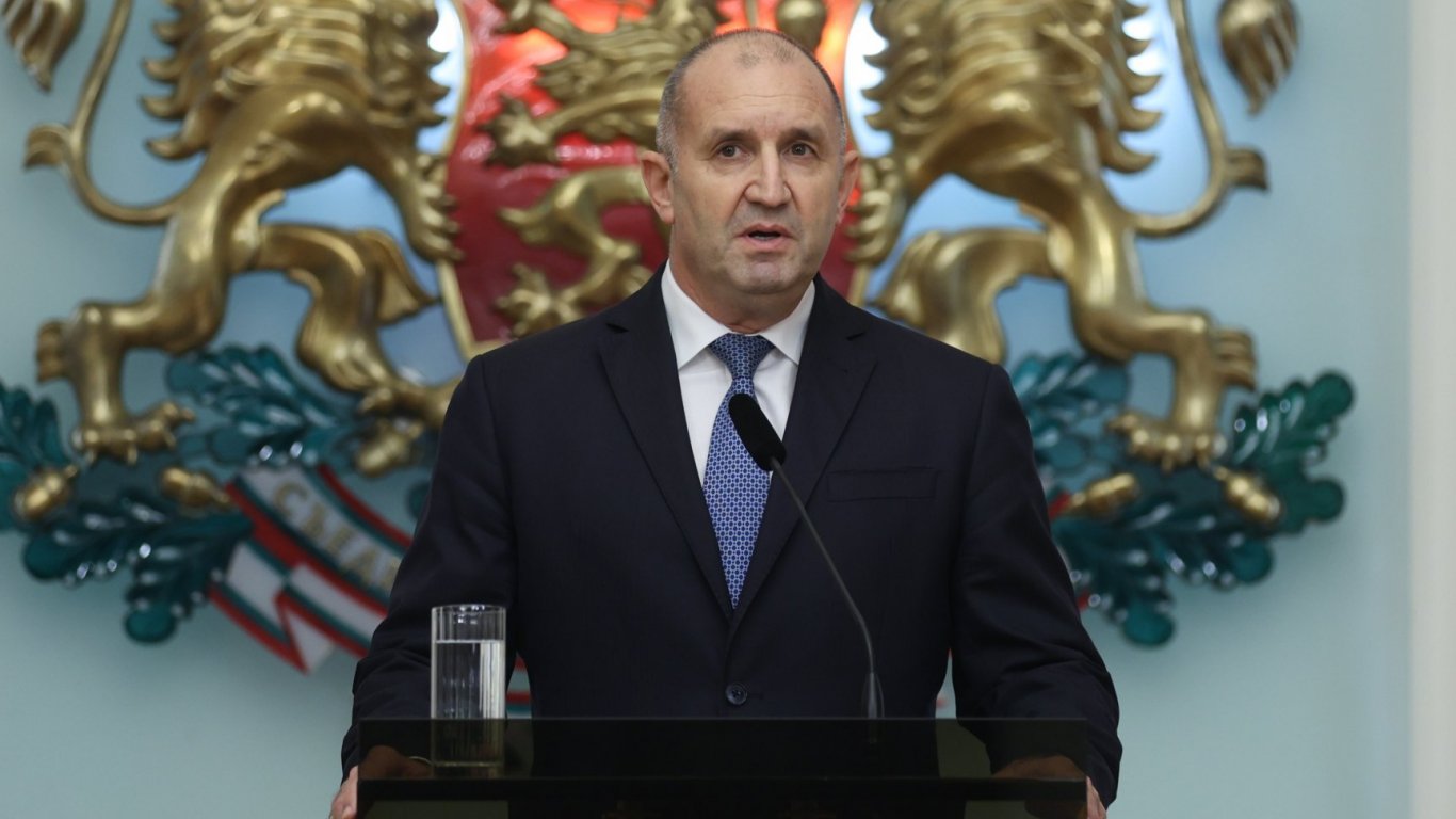 В политическата пауза след разпускането на 51 то Народно събрание