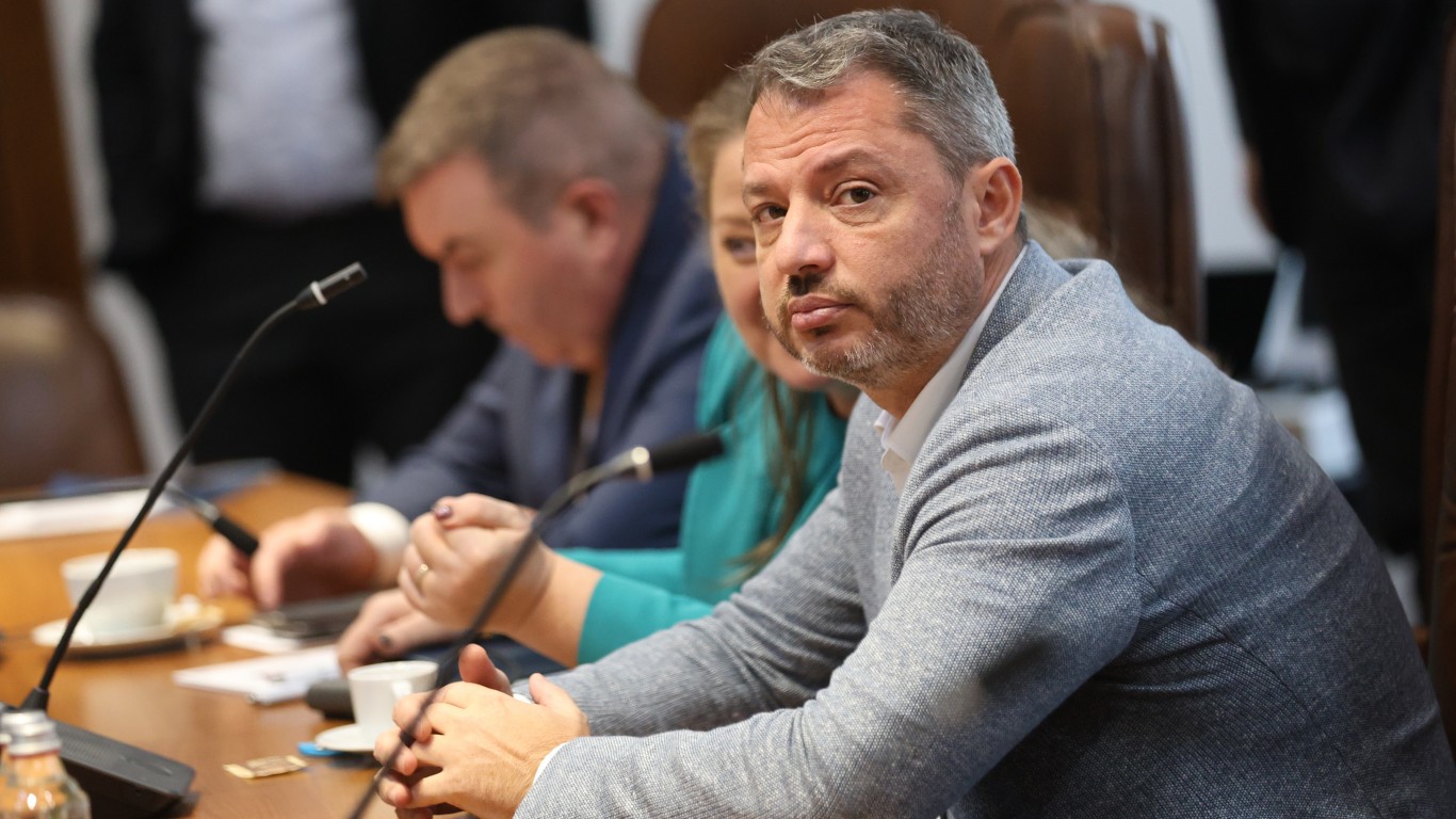 Делян Добрев: Бюджетният ремонт не засяга социалните разходи, орязва капиталови инвестиции