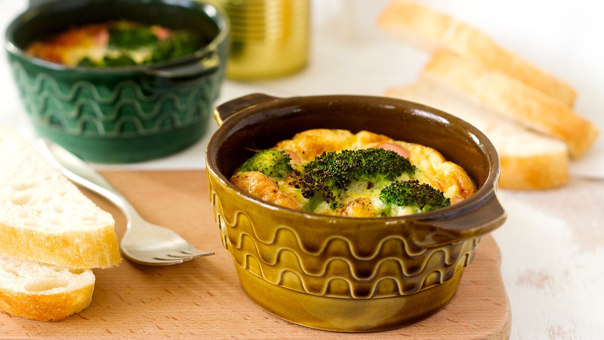 Гювечета с яйца, броколи и кренвирши