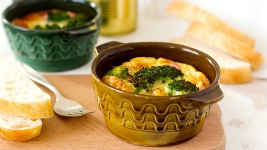 Гювечета с яйца, броколи и кренвирши