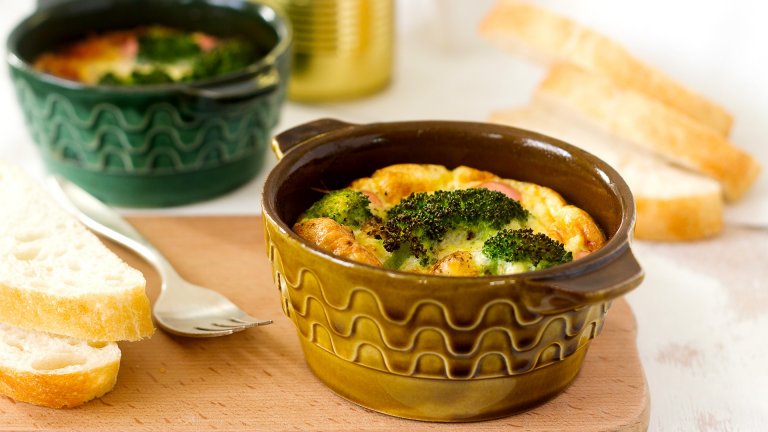 Гювечета с яйца, броколи и кренвирши