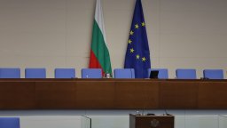 Румен Миланов удря звънеца на 52-рото НС, Михаела Доцова се очаква да го оглави   
