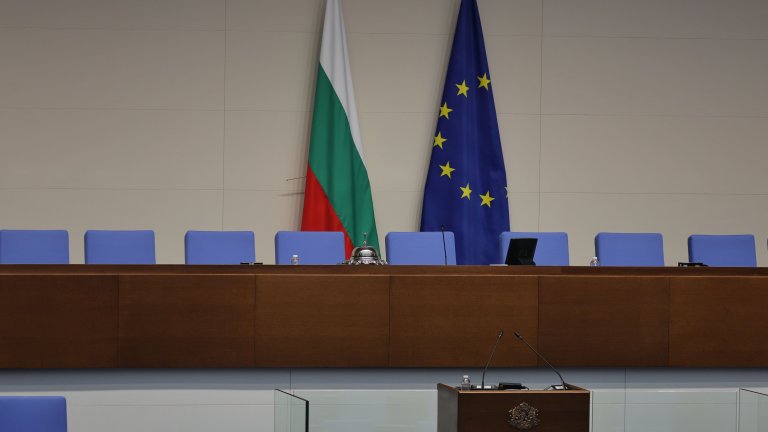 Румен Миланов удря звънеца на 52-ото НС, Михаела Доцова ще го оглави   