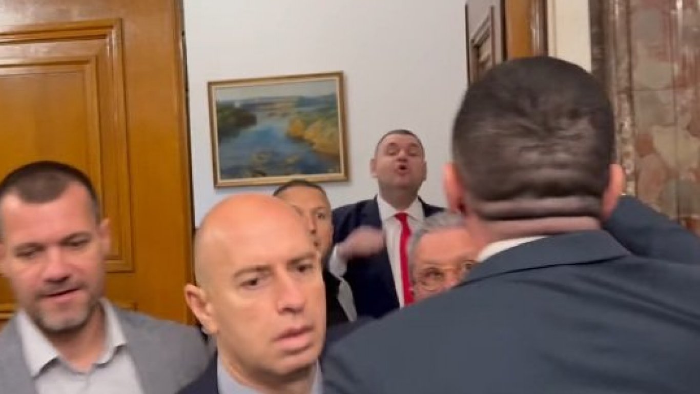 Парламентска кавга: Мирчев дърпа Пеевски и крещи за лъжи