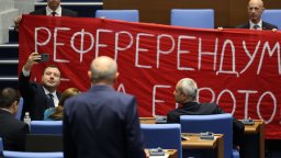"РефереРендум": "Възраждане" разпънаха транспарант с правописна грешка в парламента