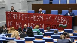 "Възраждане": Нестандартна провокация накара всички отново да заговорят за референдума за лева