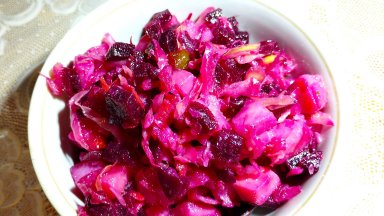 Празнична салата от цвекло и кисело зеле