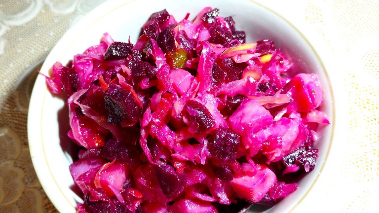 Празнична салата от цвекло и кисело зеле