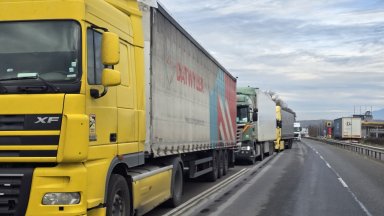 Нови многочасови блокади на гръцките фермери по границите с България и Северна Македония