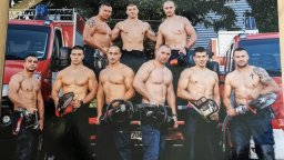 Варненски пожарникари се съблякоха за благотворителен календар в подкрепа на деца