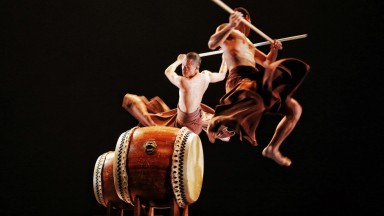 Където ритъмът среща духа: U-Theatre идва в София с "Мечът на мъдростта"