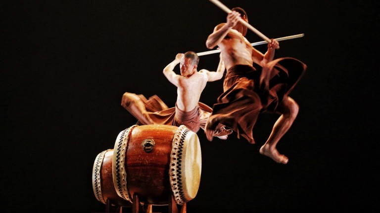 Където ритъмът среща духа: U-Theatre идва в София с "Мечът на мъдростта"