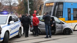 Кола и трамвай се сблъскаха на кръстовището при Централни хали (снимки)