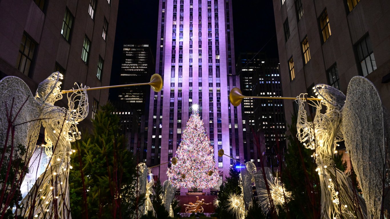 Запалиха светлините на елхата пред Рокфелер център (видео)