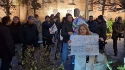 Протестиращи скандират "Не на зоната" пред Столична община (снимки)