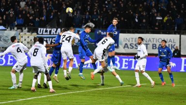 Славия охлади шампионските амбиции на "Левски" след синя треньорска глупост