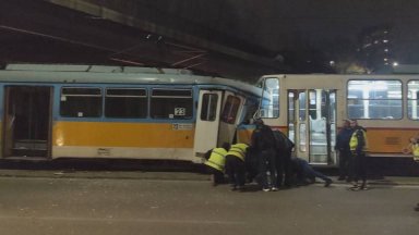 Сблъсък между два трамвая след забранен обратен завой на кола на столичен булевард