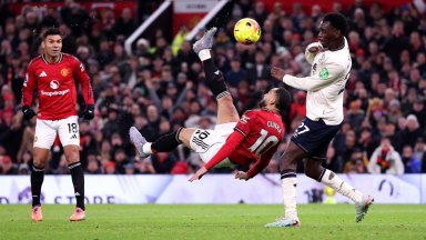 Юнайтед сервира нова домакинска издънка на феновете си и бе освиркан