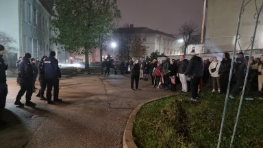 Протестиращи пред дома на кмета на Враца разплакаха 5-годишния му син. Той завежда дело