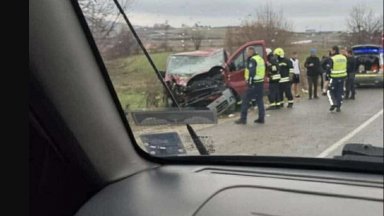 8 ученици пострадаха при удар на микробус в стълб край Хаджидимово