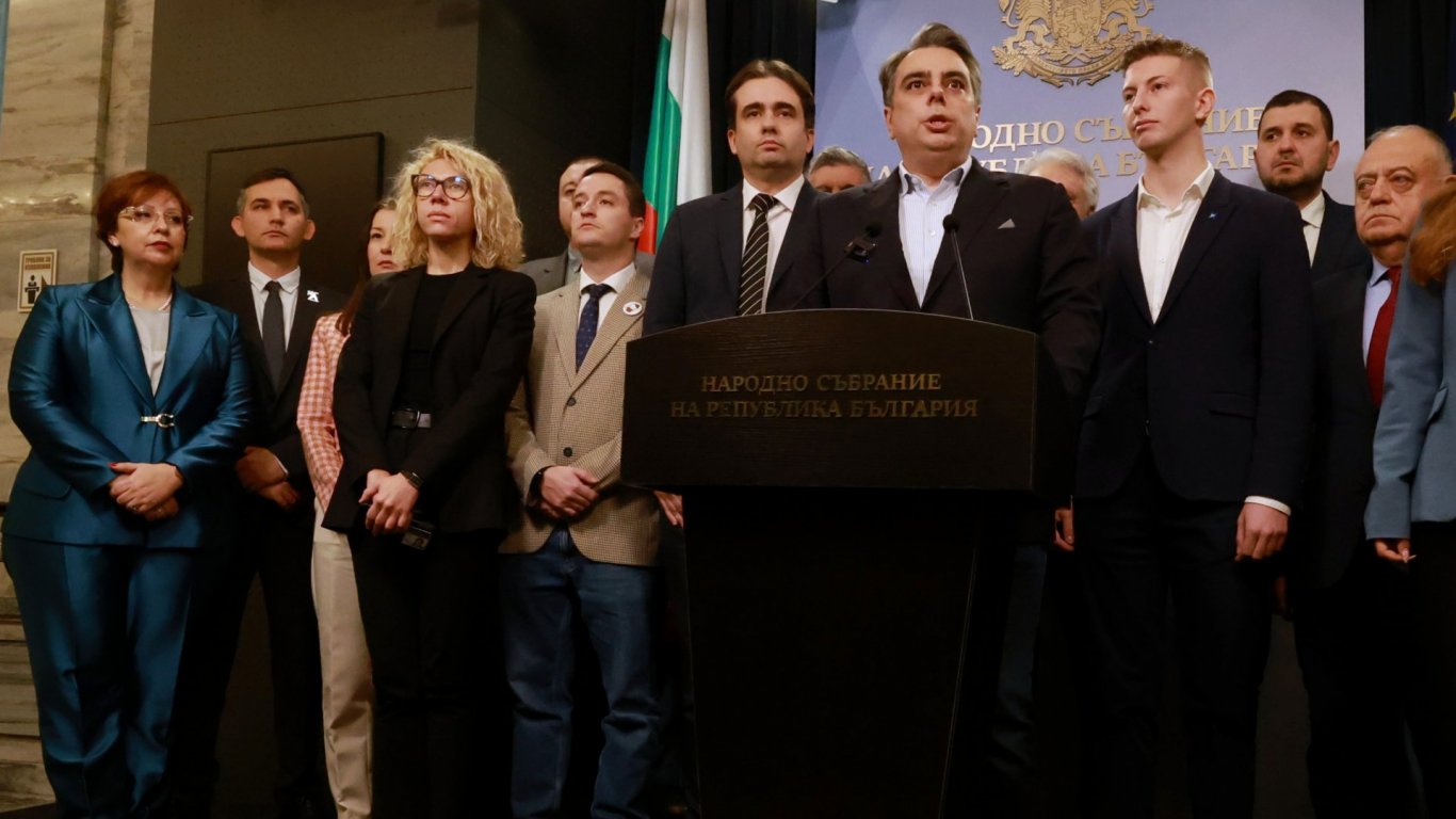 Неочакван съюз: ПП-ДБ и Доган удрят с вот на недоверие срещу Желязков