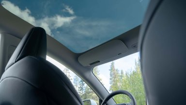 Нидерландия първа в Европа разреши функцията за автономно шофиране на "Тесла"