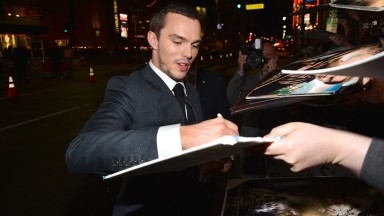 Никълъс Холт, който избягва собствените си роли