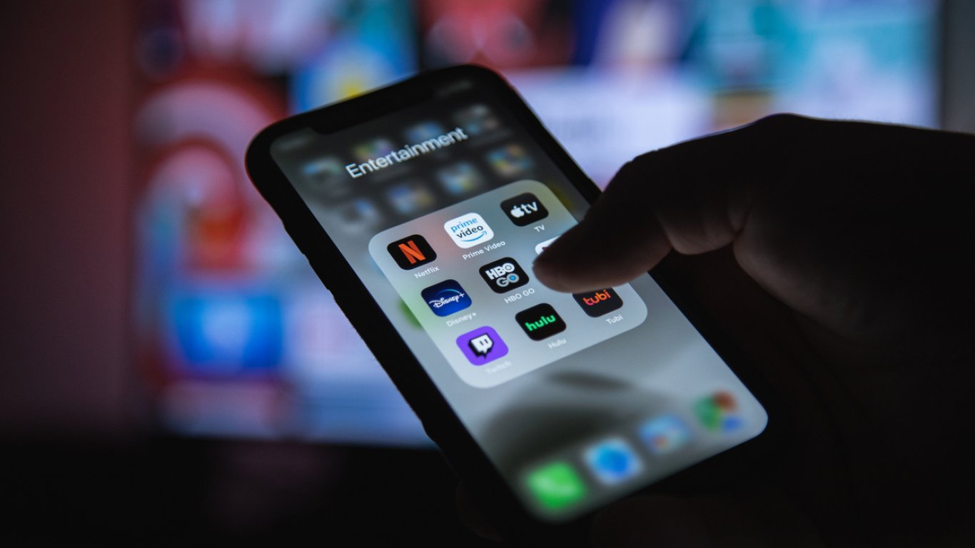 Стриминговият лидер Netflix обяви историческа сделка за придобиване на телевизионните