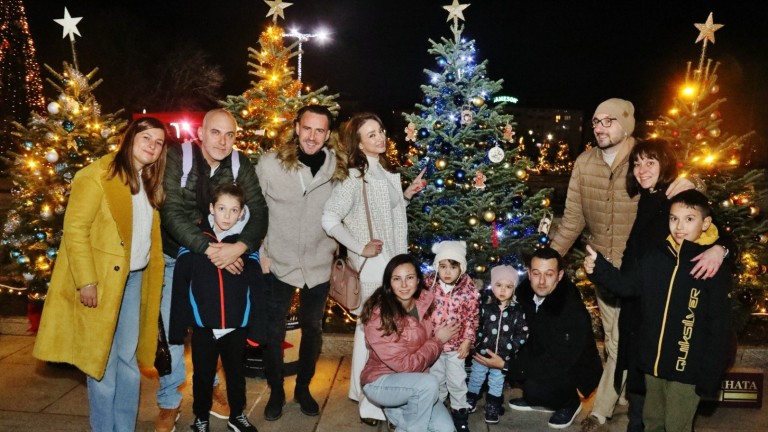 50 вълшебни Елхи на таланта с 10 000 коледни играчки и километър светлинна украса блеснаха в София