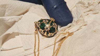 Полицията в Нова Зеландия намери медальон с форма на яйце на Фаберже, погълнат от крадец