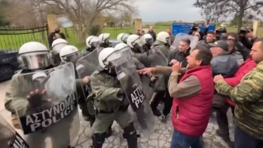 Сълзотворен газ и бой между фермери и полиция в Солун, отпушиха пътя през Кулата (видео)