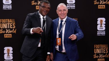 Двама "бивши врагове" в култова снимка преди жребия за Мондиала