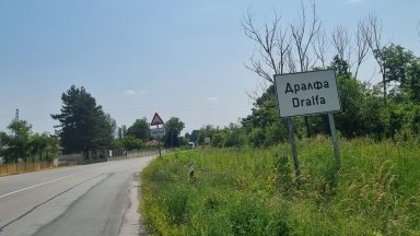 Трима души загинаха на място при удар на колата им с камион край търговищко село