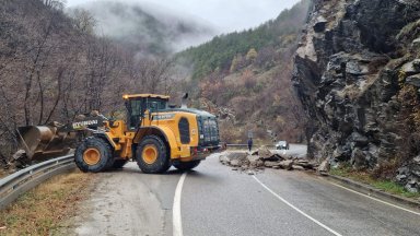 Наводнени пътища, свлачище на пътя Асеновград - Смолян и ремонт на АМ "Струма"