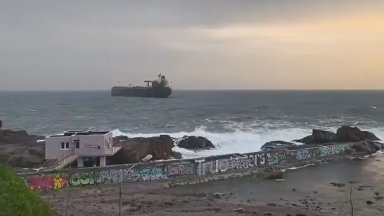 Комисар Златанов: Бурното море не позволява евакуация на екипажа на бедстващия танкер край Ахтопол