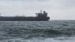  Бурното море не позволява евакуация на екипажа на бедстващия танкер край Ахтопол
