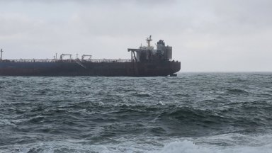 Комисар Златанов: Бурното море не позволява евакуация на екипажа на бедстващия танкер край Ахтопол