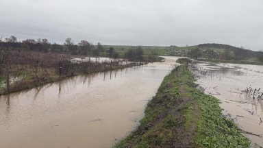 Задействаха системата BG-ALERT в Бургаско заради преляли реки и скъсана дига (снимки/видео)