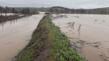 Задействаха системата BG-ALERT в Бургаско заради преляли реки и скъсана дига (снимки/видео)