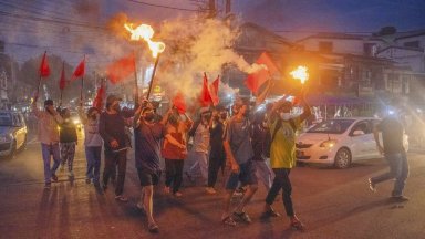 Десетки убити и ранени при въздушен удар по чайна в Мианма (снимки)