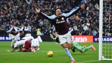 Вдъхновен Астън Вила удари лидера Арсенал в последната секунда и мечтае за титлата