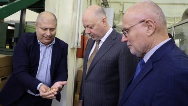 Премиерът и гуверньорът на БНБ в Монетния двор: Секат се евромонети по 24 часа (снимки)