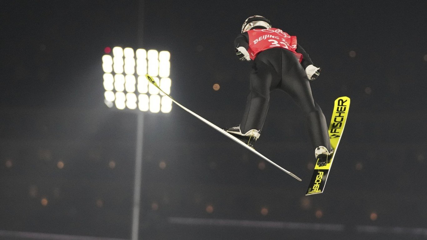 В снежните склонове на Висла Полша българският скиор Владимир Зографски