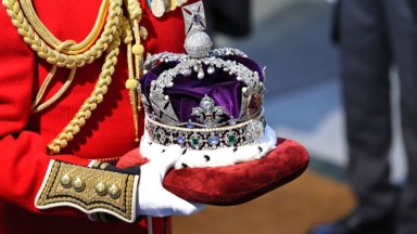 Арестуваха четирима, замеряли със сладкиш и яйчен крем Имперската корона в Лондон (видео)