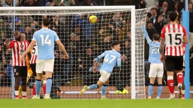 Сити прие с отворени обятия издънката на Арсенал и се залепи до лидера