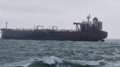 Лошо време и липса на пари отлагат акция за заседналия танкер край Ахтопол (снимки)